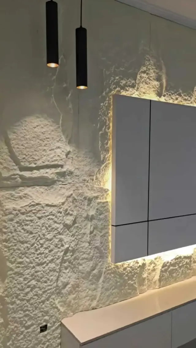 جدار بديل حجر مع ثريا وإنارة دافئة